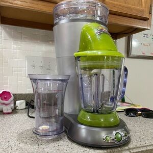 Margaritaville machine with concoction mixer